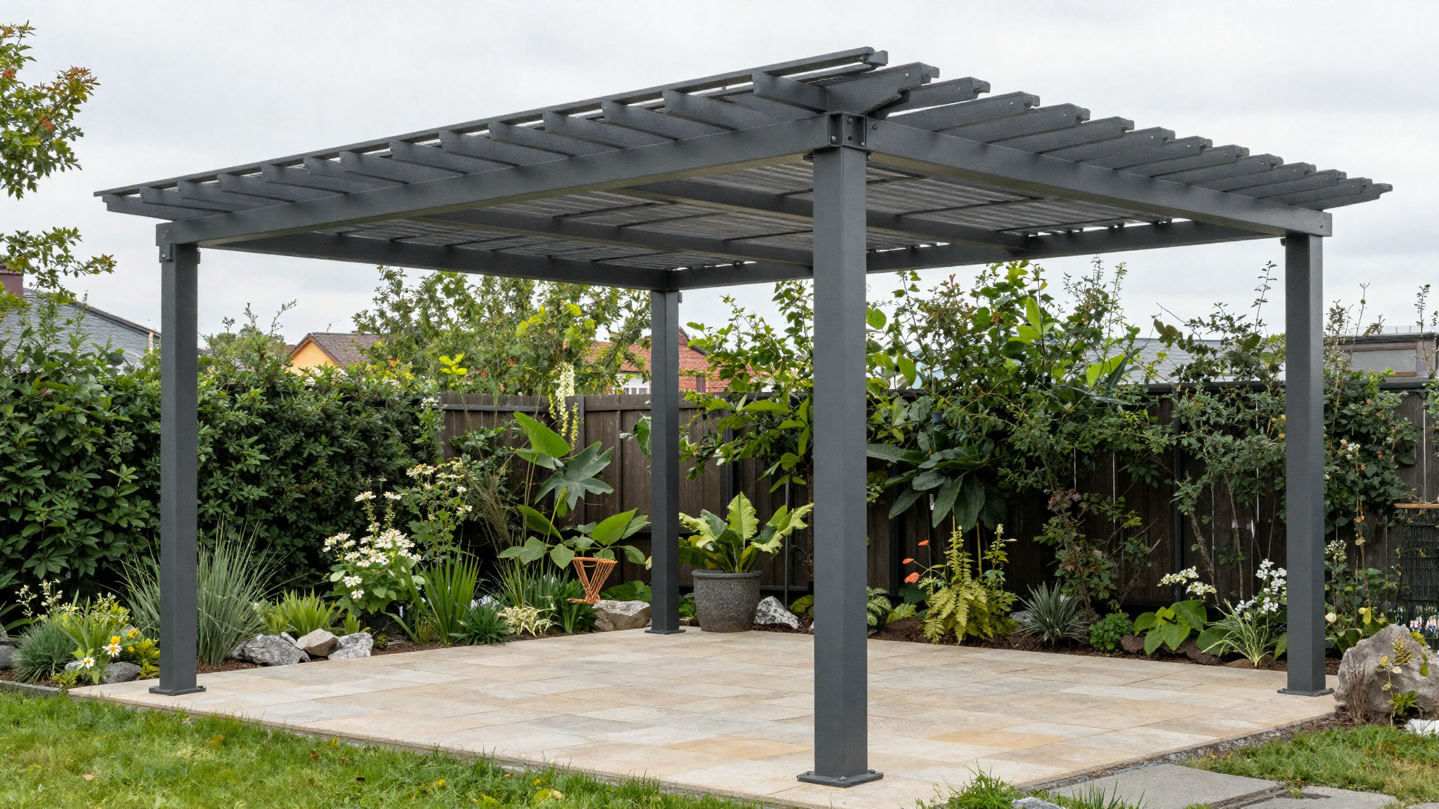Freistehende Stahlpergola in anthrazit in einem Garten in Kernen im Remstal