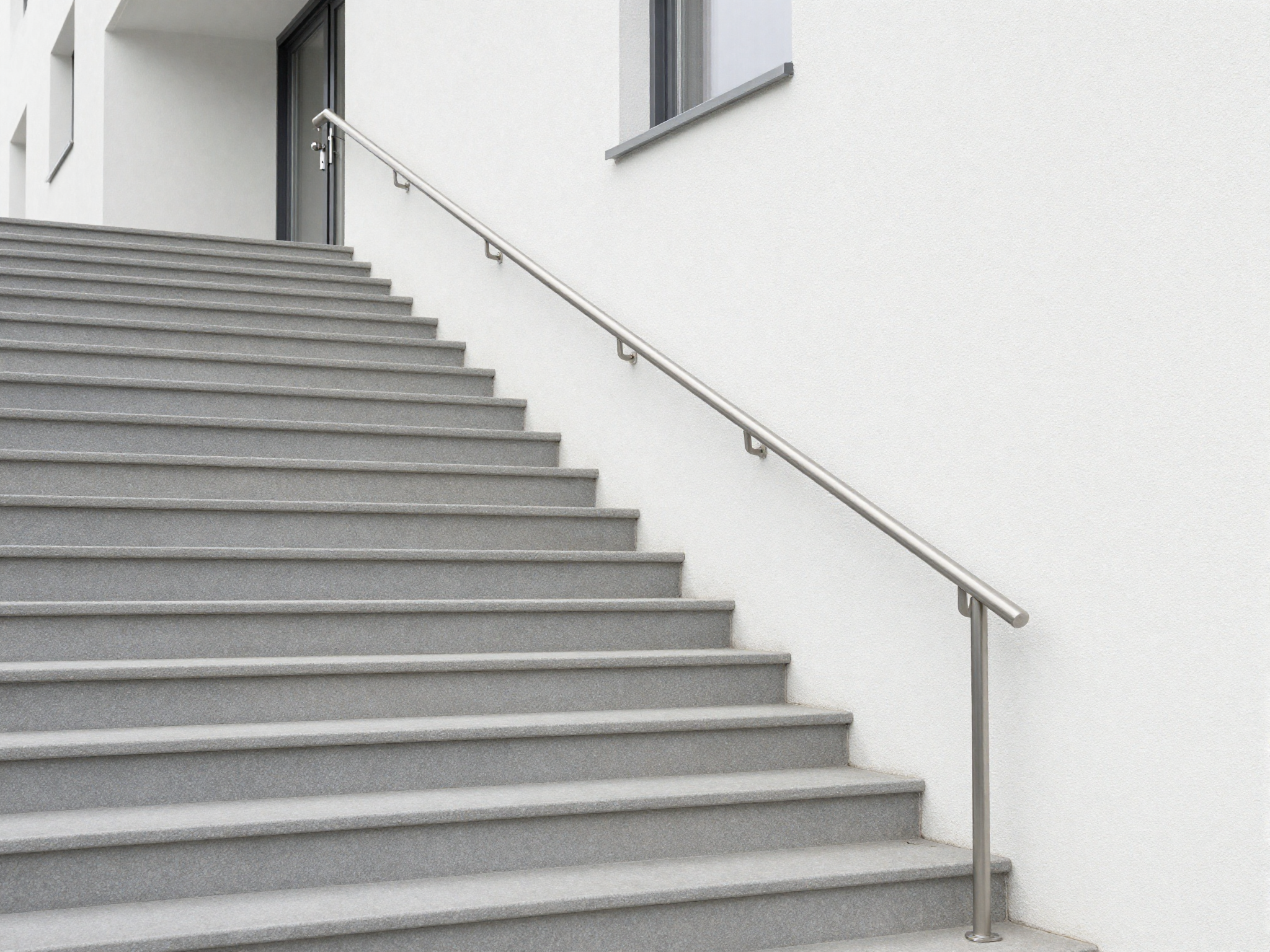 Handlauf aus gebürstetem Stahl an Außentreppe einer Wohnanlage im Kreis Böblingen